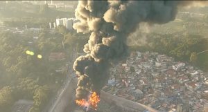 Incêndio de grande proporção atinge galpão na Zona Leste de São Paulo