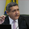 Nunes Marques autoriza que conselheiro investigado por corrupção reassuma vaga no TCE-RJ