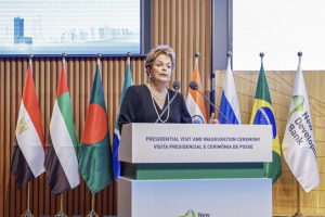 Dilma anuncia reeleição para comando do Banco do Brics