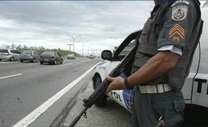 Treze policiais são presos no RJ, acusados de venda de armas e drogas apreendidas em operações