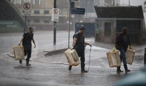 Água sobe pelos bueiros e volta a inundar áreas de Porto Alegre em dia de forte chuva