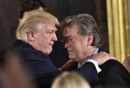 Bannon, ex-braço direito de Trump, se declara culpado de desvio de fundos e evita prisão
