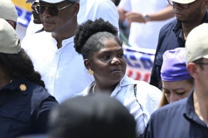 Pai da vice-presidente colombiana escapa de atentado a tiros
