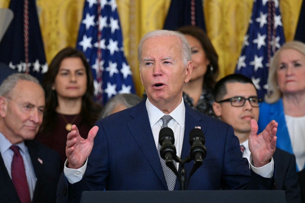 Após fechar fronteiras, Biden anuncia plano que pode conceder visto à meio milhão de imigrantes