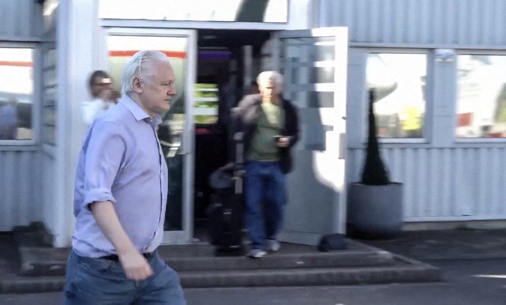 Após acordo, Julian Assange está livre e já deixou o Reino Unido, diz o WikiLeaks