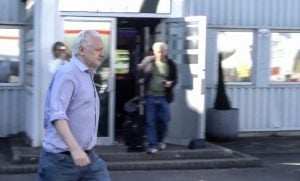 Após acordo, Julian Assange está livre e já deixou o Reino Unido, diz o WikiLeaks