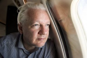 Assange será um 'homem livre' após audiência em tribunal americano, afirma esposa