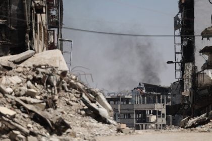 Novos bombardeios israelenses deixam milhares de deslocados em Gaza