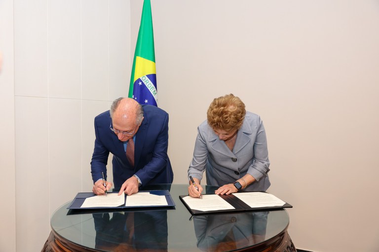 Alckmin e Dilma formalizam ajuda de R$5,7 bi do Banco dos Brics para o Rio Grande do Sul