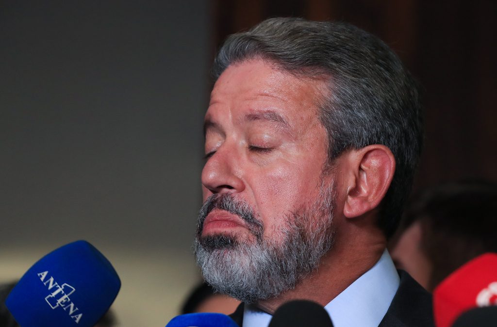Lira pauta urgência de projeto que proíbe delação premiada de presos