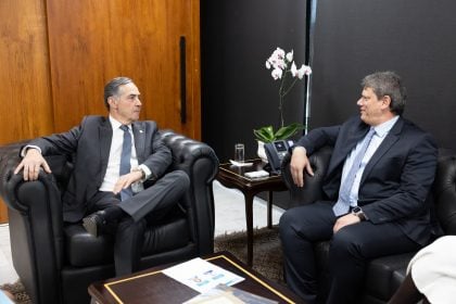 Tarcísio se reúne com Barroso para justificar edital de câmeras corporais da PM