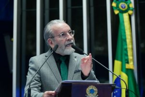 Presidente do CFM diz que ‘autonomia da mulher’ deve ter limites