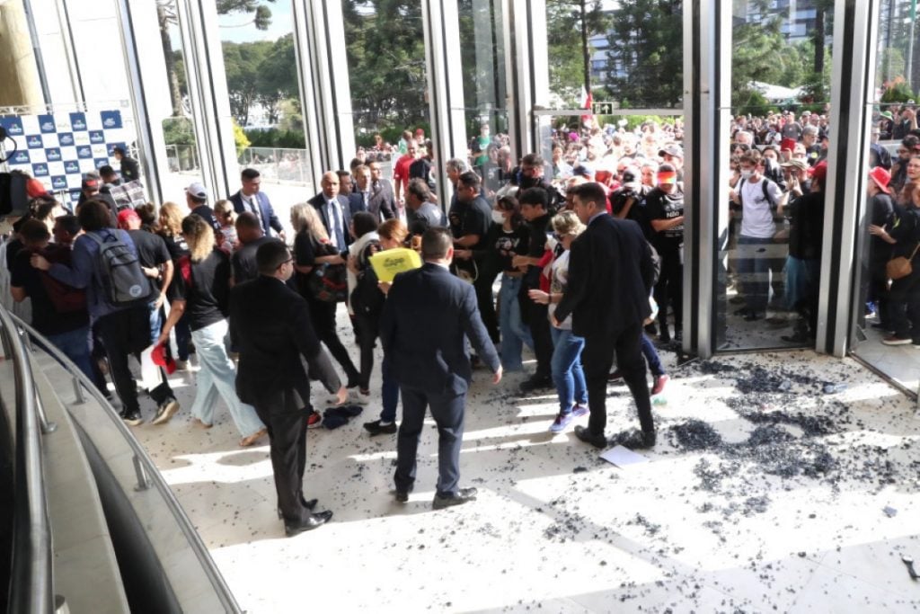 Projeto que ‘privatiza’ escolas públicas do Paraná é aprovado em dois turnos na Alep