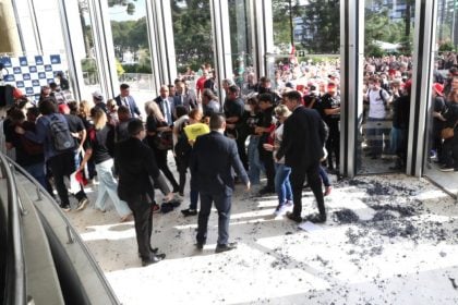 Projeto que ‘privatiza’ escolas públicas do Paraná é aprovado em dois turnos na Alep