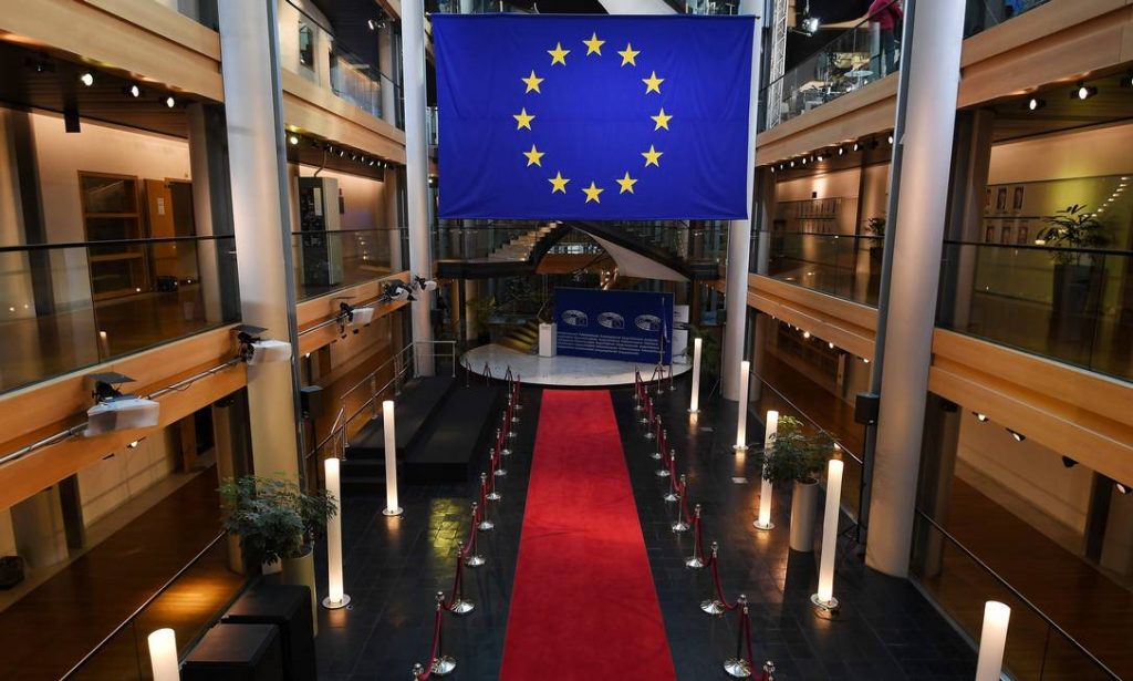 Com provável guinada à direita, eleições europeias podem diminuir influência da França na Europa