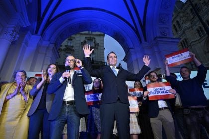 Com candidato antivacina e contra imigração, extrema-direita lidera pesquisas na Áustria