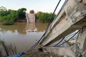 Queda de ponte na Bolívia deixa 5 mortos e 3 desaparecidos