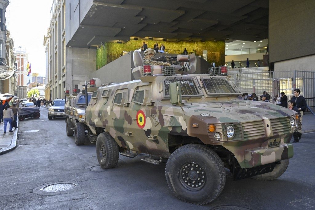 Confira imagens do cerco de militares à sede do governo na Bolívia