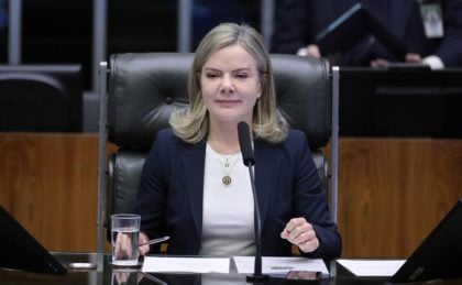 Gleisi se diz contra o aborto, mas critica o PL em tramitação na Câmara