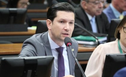 CCJ da Câmara adia votação de PEC que permite trabalho aos 14 anos