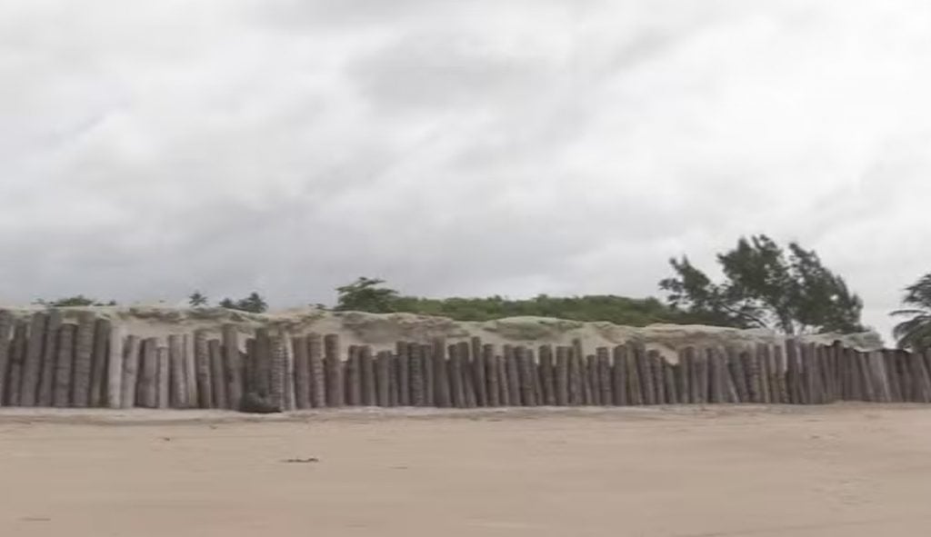 Justiça proíbe o governo de PE de derrubar muro que dificulta acesso a praia em Maracaípe