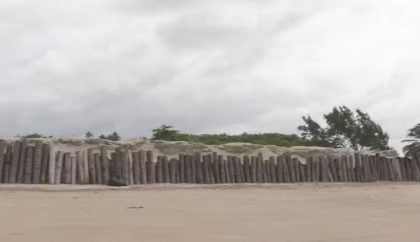 Justiça proíbe o governo de PE de derrubar muro que dificulta acesso a praia em Maracaípe