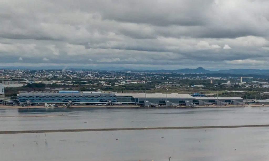 Aeroporto de Porto Alegre reabrirá para embarque e desembarque