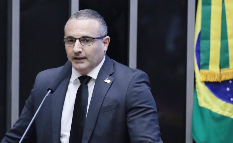 Projeto para notificar vítimas sobre a libertação de condenados avança na Câmara