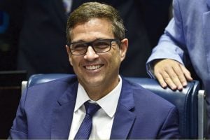 Por uma política monetária a favor da economia, e não contra