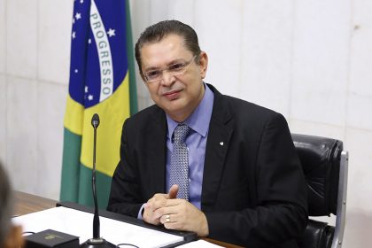Líder do partido de Bolsonaro pede autorização para visitar Braga Netto na prisão