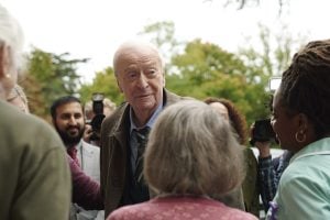 Michael Caine, em cena aos 90
