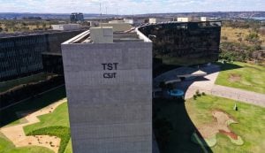 TST manda empresa reintegrar e indenizar funcionário soropositivo