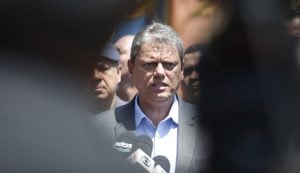 Tarcísio defende no STF lei que cria indenização a procuradores por 'excesso de serviço'