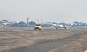 Anac começa a retirar aviões que ficaram ilhados do aeroporto de Porto Alegre