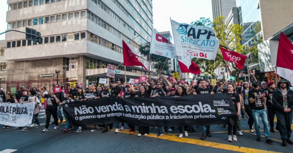 Professores da rede pública do Paraná decidem encerrar greve