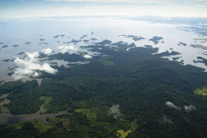 Pés em duas canoas