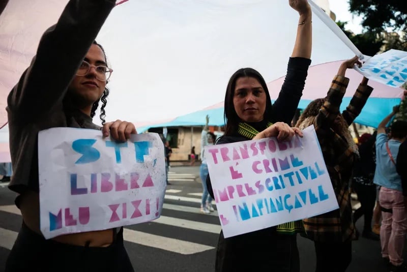 4 em cada 10 PLs anti-LGBTQIA+ no Brasil atacam a população trans