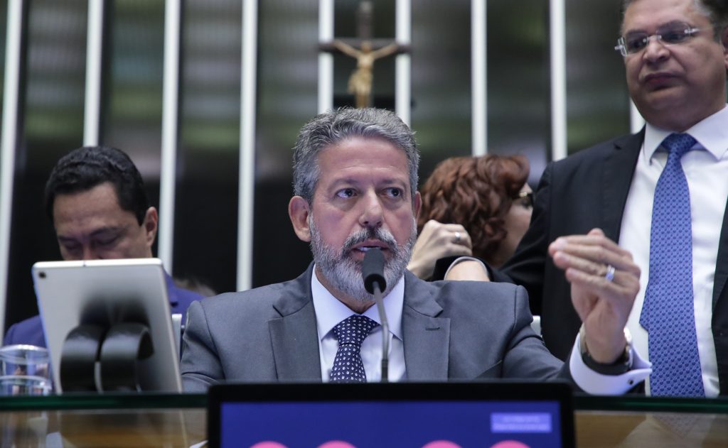 Irritado, Lira se esquiva de comentar descriminalização do porte de maconha: ‘Mais alguma pergunta?’