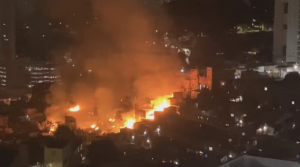 Grande incêndio atinge dezenas de casas em favela na Zona Sul de São Paulo