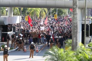 Sob protestos, deputados aprovam projeto que privatiza gestão de escolas no Paraná