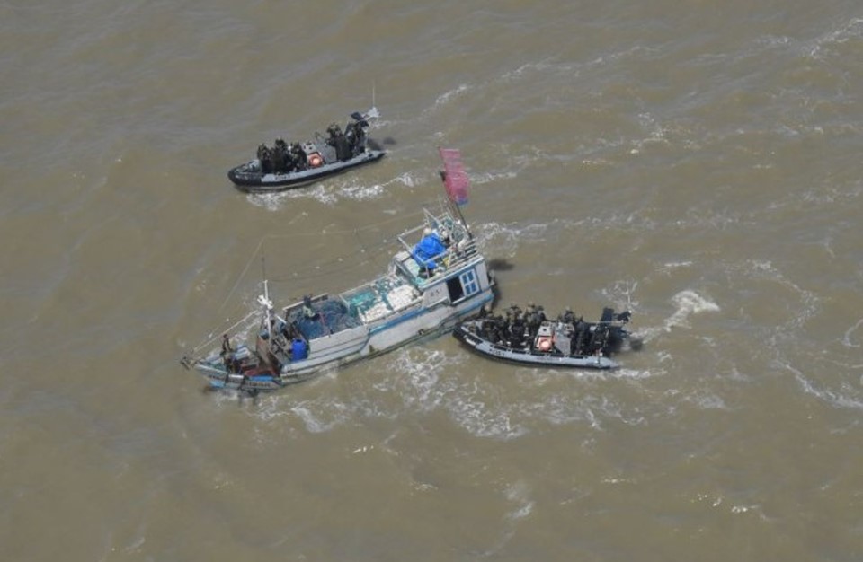 França anuncia destruição de quatro barcos brasileiros por pesca ilegal na Guiana