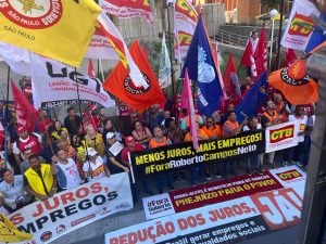 Centrais sindicais realizam protesto contra juros na porta do Banco Central