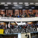Protesto interrompe sessão sobre projeto de terceirização de escolas públicas no Paraná