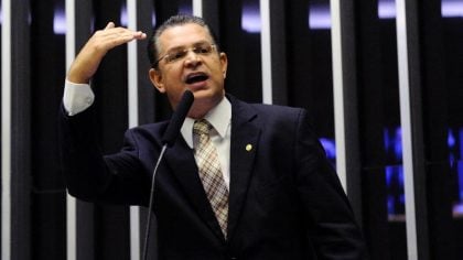 Criança não é mãe. Homem não é Deus