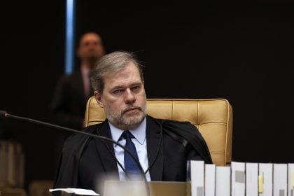 Após retratação, Toffoli extingue punições a trio que hostilizou Moraes em Roma