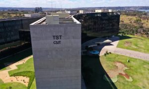 'Cadê a porcaria do 13º?': TST anula justa causa de empregado que reclamou no WhatsApp