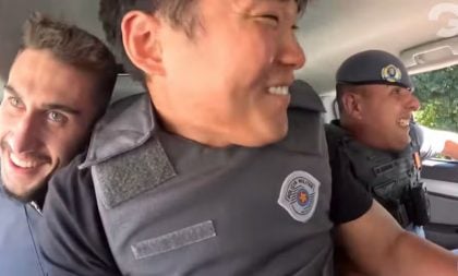 Cinco PMs são afastados após participação de youtuber dos EUA em ação policial
