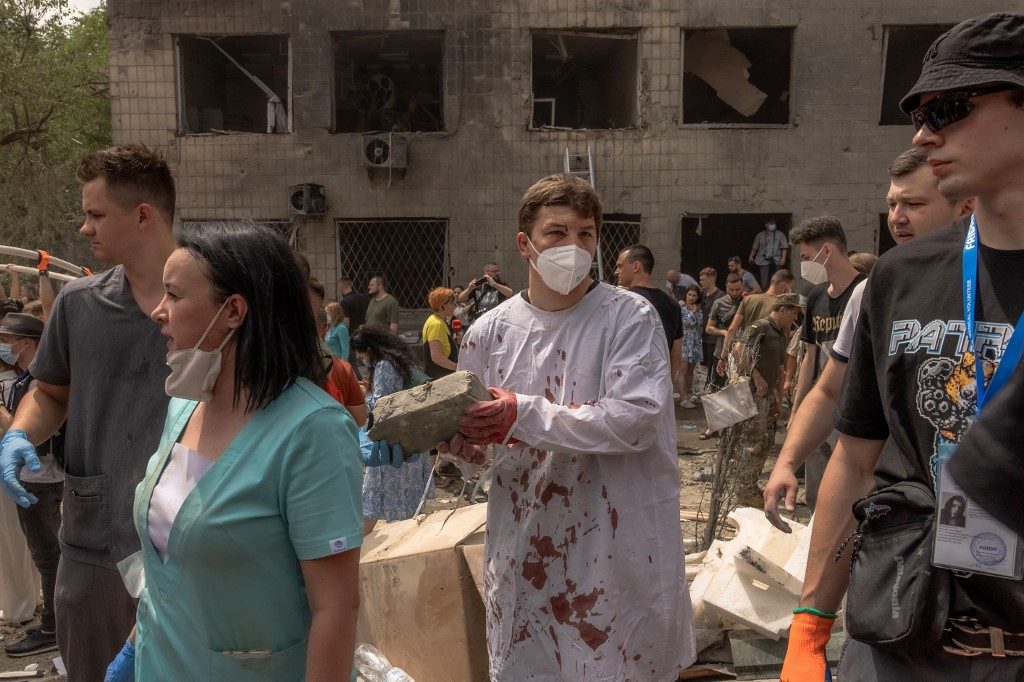 Kiev retira escombros de hospital infantil atingido por bombardeio russo