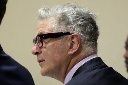 Ator Alec Baldwin enfrenta julgamento por homicídio involuntário durante filmagem