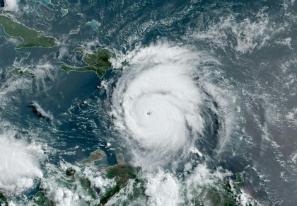 Após deixar sete mortos no Caribe, Furacão Beryl enfraquece em direção à Jamaica